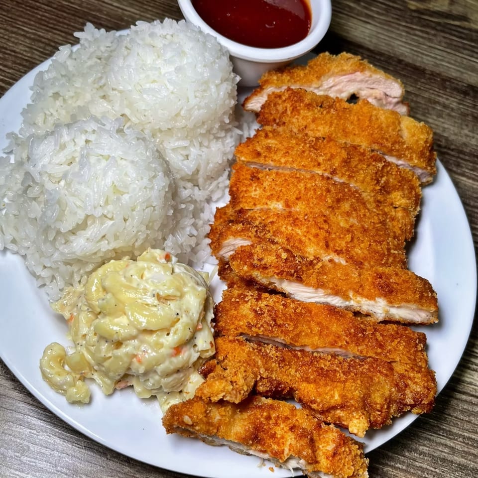 A Hawaiian plate lunch with crispy fried chicken katsu, white rice, and macaroni salad.